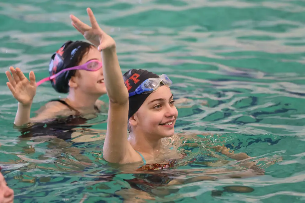 Deux jeunes nageuses souriantes dans le bassin
