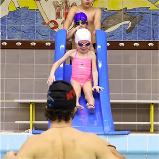 Enfants sur le toboggan de la piscine