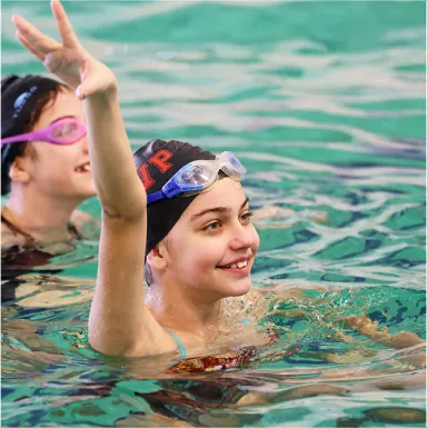 Jeunes nageuses de natation artistique